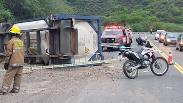 Se desprendió el acoplado de camión en la cuestecilla de El Portezuelo