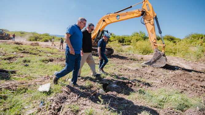 Jalil y Niederle recorrieron los trabajos de reparación de cañería en el río del Valle