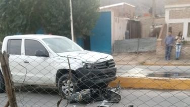 Murió un motociclista al chocar de frente contra una camioneta