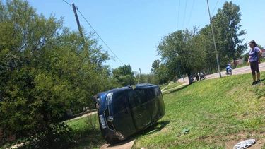 Un automóvil volcó en Los Altos.