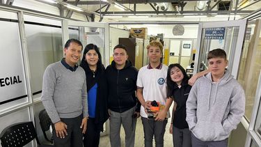 Alumnos de la EPET N°7 siguen mejorando el bastón para ciegos