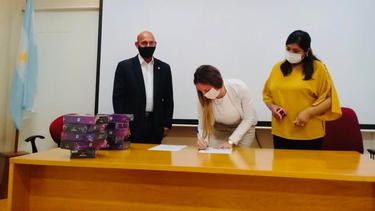 unca: entrega de tablet  para los hogares de proteccion