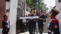 Comenzó el traslado del sable corvo de San Martín hacia el Regimiento de Granaderos Comenzó el traslado del sable corvo de San Martín hacia el Regimiento de Granaderos