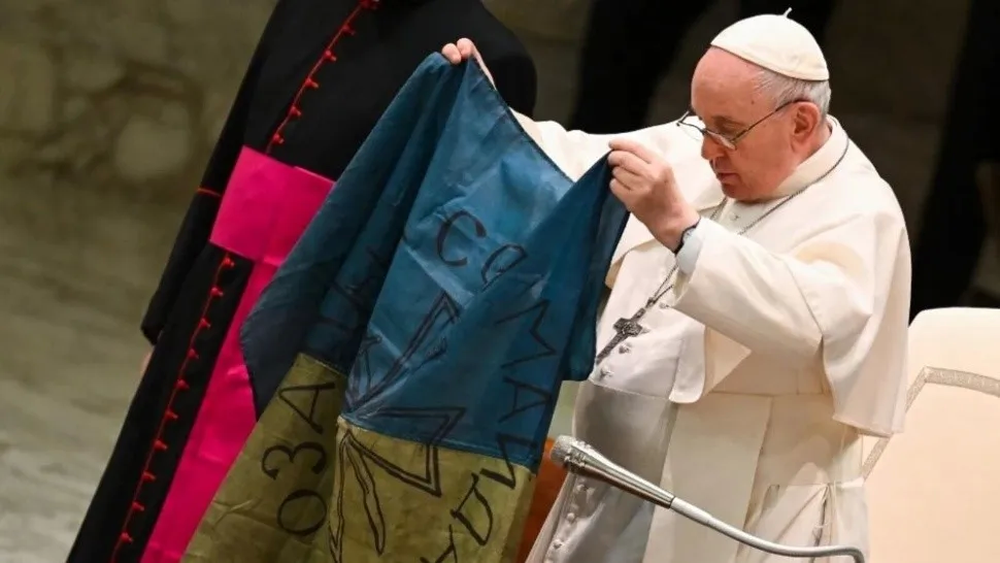 papa bandera ucrania.webp