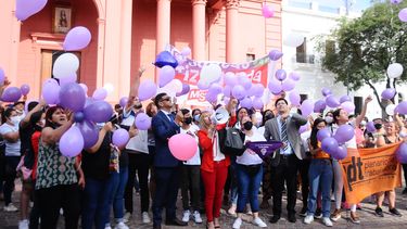 Emoción. Suelta de globos en el Paseo de la Fe para recordar a Brenda Micaela Gordillo.
