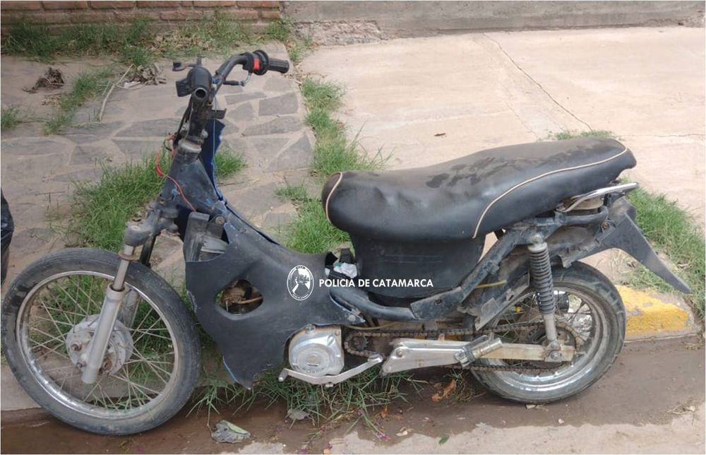 A la espera. Los policías esperan dar con el propietario de la moto.