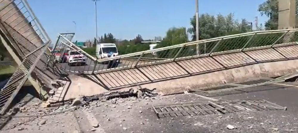 Así quedó el puente embestido por el camión