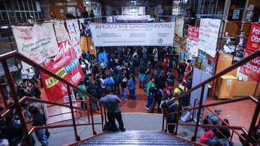 militantes libertarios tiraron gas pimienta a universitarios durante una asamblea