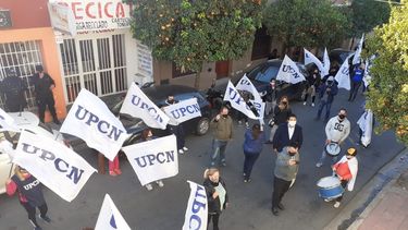 UPCN realizó el banderazo en rechazo del cronograma de sueldos