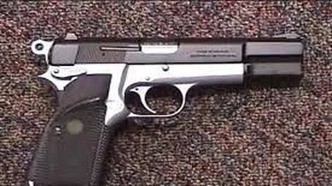 “Olvidaron” un arma de guerra debajo de la cama