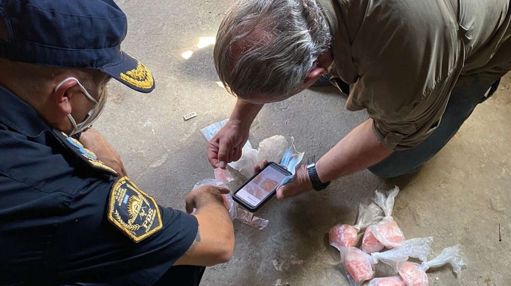 Dosis. Sergio Berni explicó que el producto adulterado fue comercializado en bolsitas rosadas, selladas.&nbsp;
