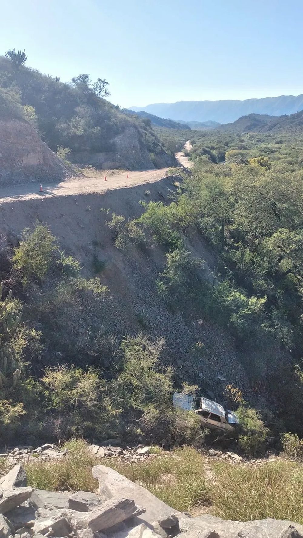 Ripio. El conductor perdió el control del auto y sufrió lesiones.