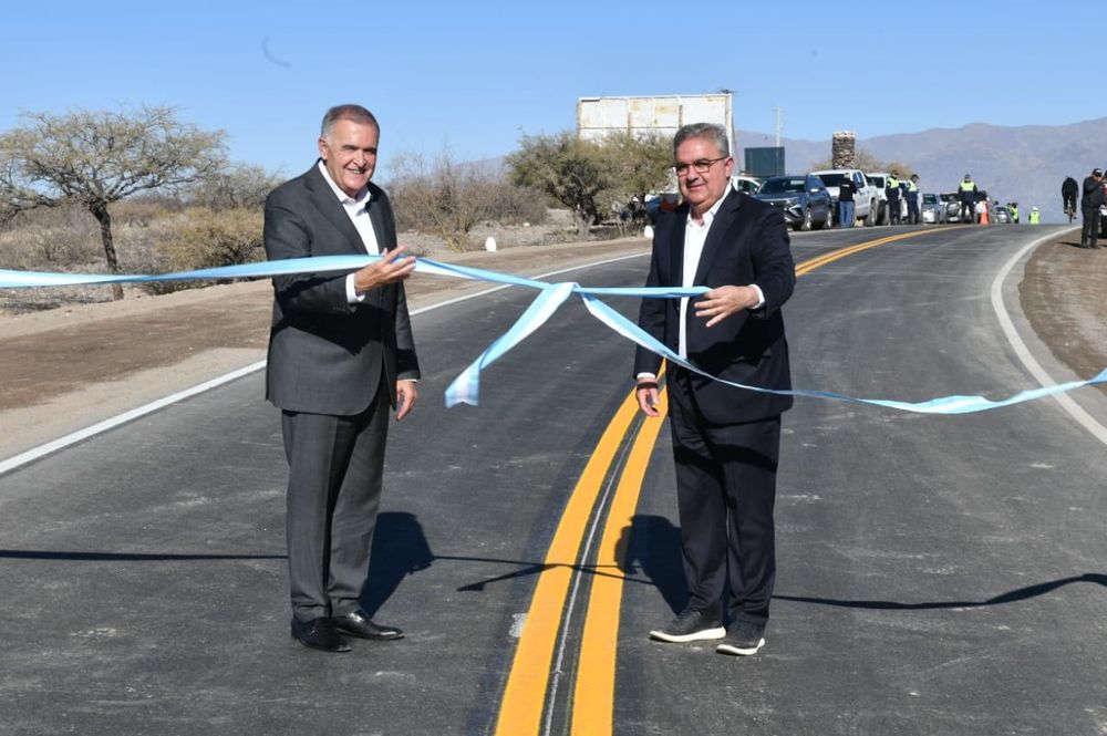 Mensaje político en una inauguración