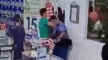 Noqueó a un seguridad que lo detuvo por no querer pagar la compra del super