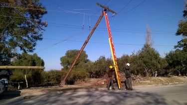 Joven automovilista chocó contra un poste del tendido eléctrico