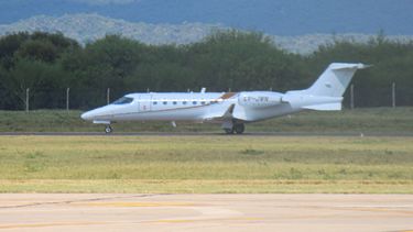 derivan de urgencia a un paciente con leucemia en el avion sanitario