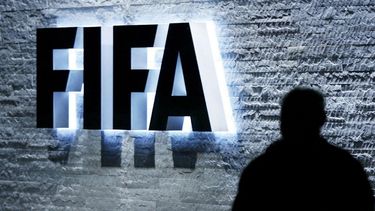 la fifa aparto del mundial a un arbitro acusado de corrupcion