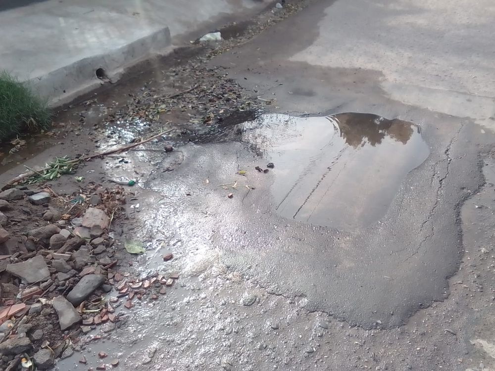 Peligro. Vecinos aseguran que se registraron varios motociclistas accidentados por el estado de la calle.&nbsp;