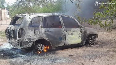 una camioneta fue consumida por un voraz incendio en el alto