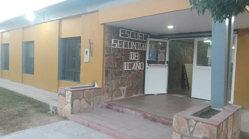 Escuela de Icaño, involucrada en denuncias por favoritismo docente.