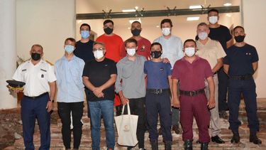 Los andinistas junto al equipo de rescate y el gobernador
