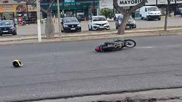 accidente vial en la capital: un motociclista embistio a una joven embarazada y se dio a la fuga