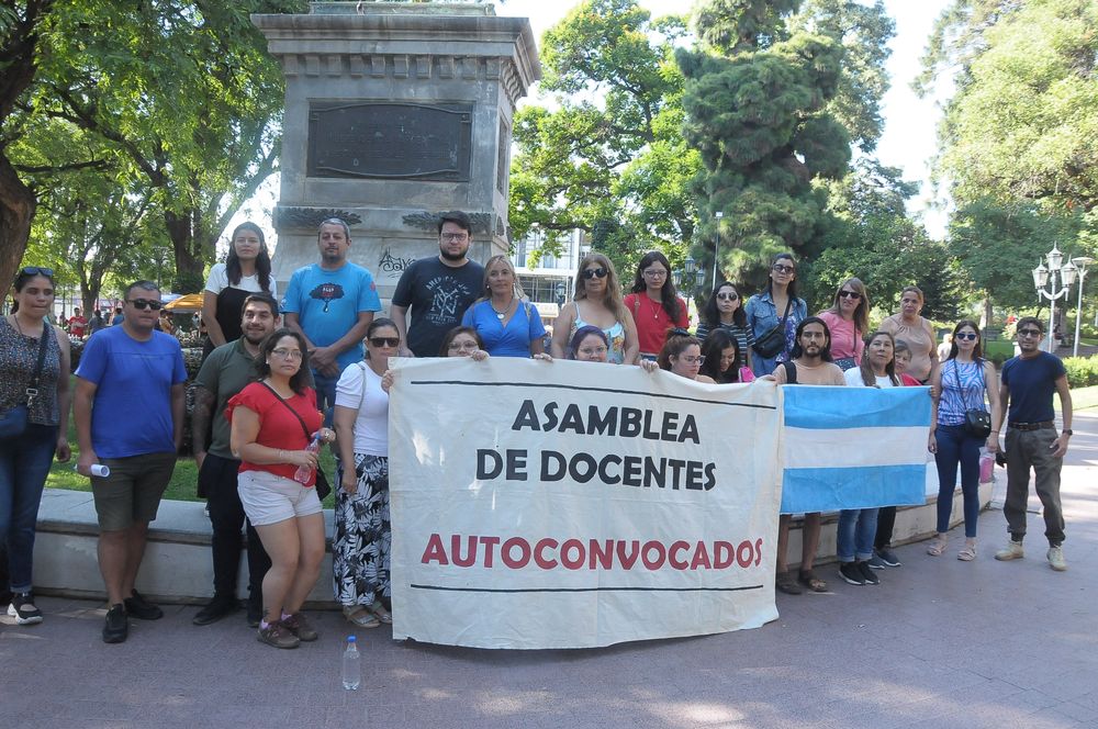 Manifestación. Docentes se concentraron en la plaza ayer.