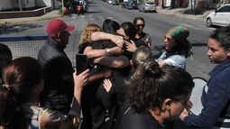 Ocho años. La víctima junto a familiares y amigos, frente a las instalaciones de Tribunales.&nbsp; 