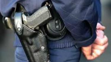 Le robaron el arma reglamentaria y 40 mil pesos