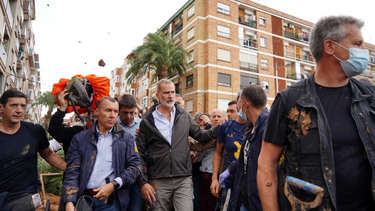 los reyes de espana fueron recibidos en valencia con insultos y barro