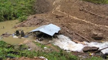 El alud, producido por la creciente subida de un río