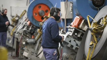 La actividad industrial se desplomó un 8,7%