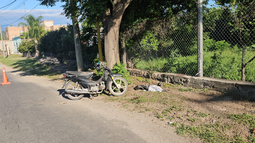 Joven motociclista está grave tras chocar contra un árbol Joven motociclista está grave tras chocar contra un árbol