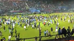 Al menos 127 muertos en un partido de fútbol tras una batalla campal