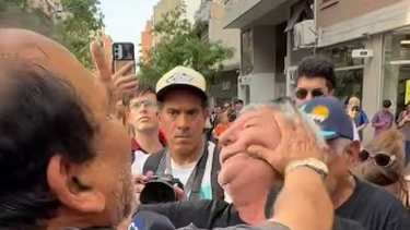 militante libertario le pego a un jubilado que protestaba en la previa de la recorrida de milei