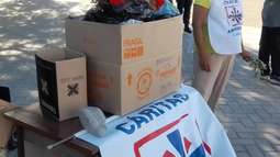 Solidarios. La gente que desea colaborar lo puede hacer frente a la Plaza de Choya en la sede de Cáritas. Solidarios. La gente que desea colaborar lo puede hacer frente a la Plaza de Choya en la sede de Cáritas.