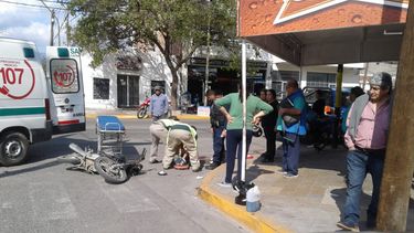 Una mujer herida al chocar la moto en la que iba junto a su bebé
