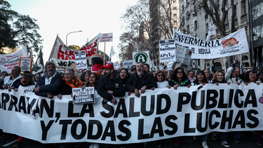 manifestantes se movilizan hacia plaza de mayo en reclamo por el ajuste en la salud publica