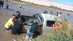 Una camioneta quedó atascada en el río Abaucán en Fiambalá Una camioneta quedó atascada en el río Abaucán en Fiambalá