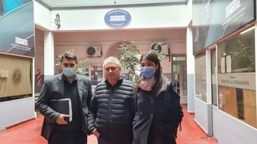 Impugnantes. Ángel Pana (medio) y la abogada Paula Zelarayán, en representación de vecinos.