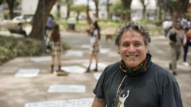 Regalando palabras en la Plaza 25 de Mayo