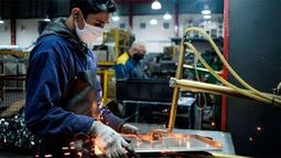 El Gobierno oficializó el aumento del salario mínimo que llegará a los $21.600