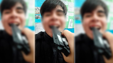 un alumno llevo un revolver a la escuela y simulo el fusilamiento de sus companeros