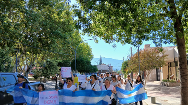 andalgala: salud y educacion marchan por salarios dignos en plaza 9 de julio