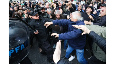 policia reprime a jubilados que protestan por veto de milei al aumento