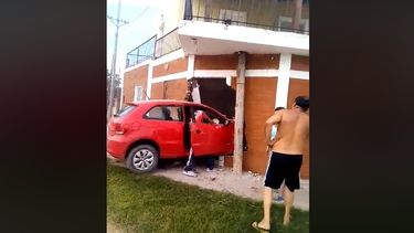 Recreo: un auto se incrustó en una vivienda
