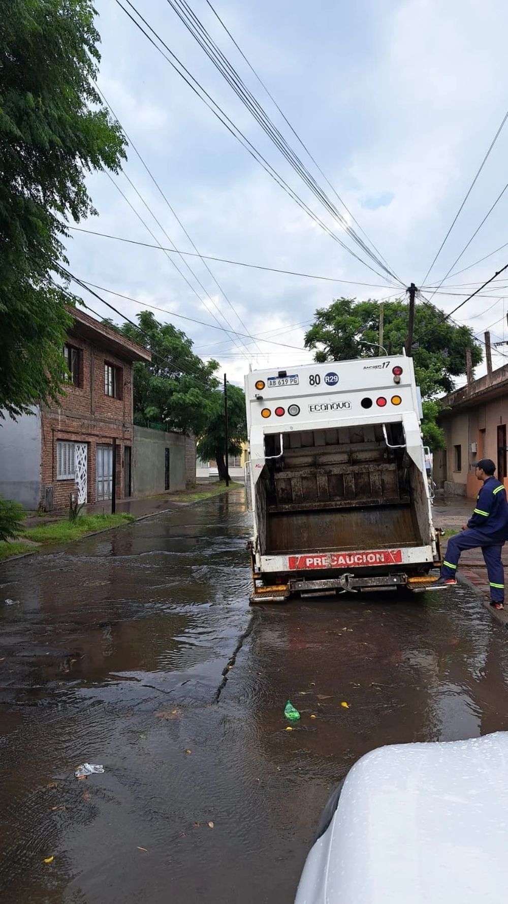 Baches. El camión de higiene urbana quedó atascado en un pozo.