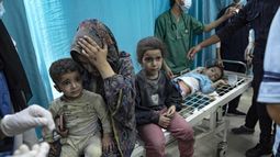 Una mujer y sus hijos esperan ser atendidos en un hospital en Gaza. Foto Archivo
