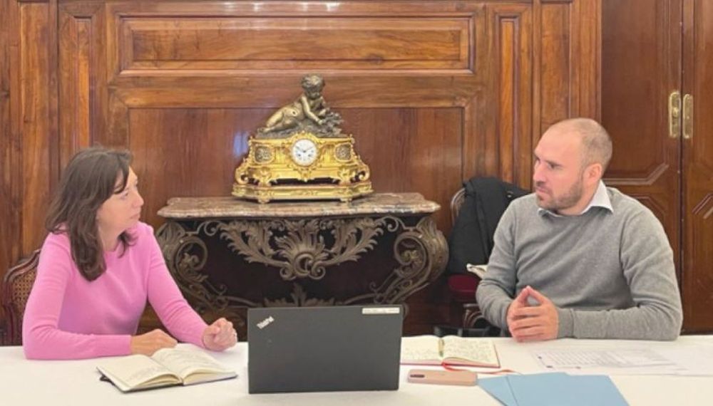 Deuda. El ministro Martín Guzmán junto a Julie Kozack.