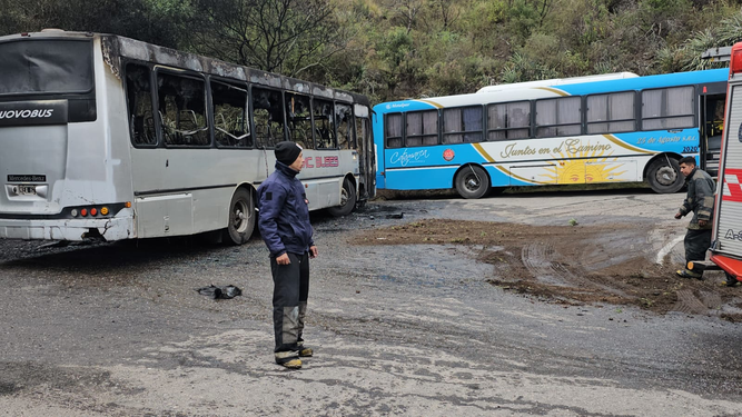 Se incendió un colectivo en La Cuesta del Portezuelo y cortaron el tránsito por prevención